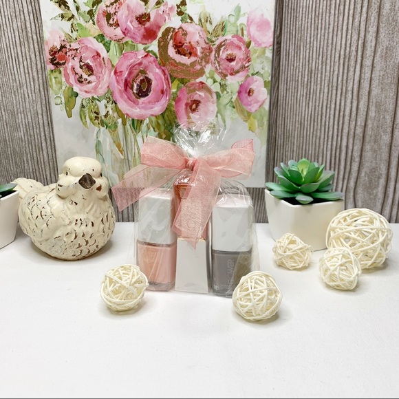 ✨HP✨Flower Beauty 3pc Lip Butter Beauty Gift Set - Picture 3 of 16